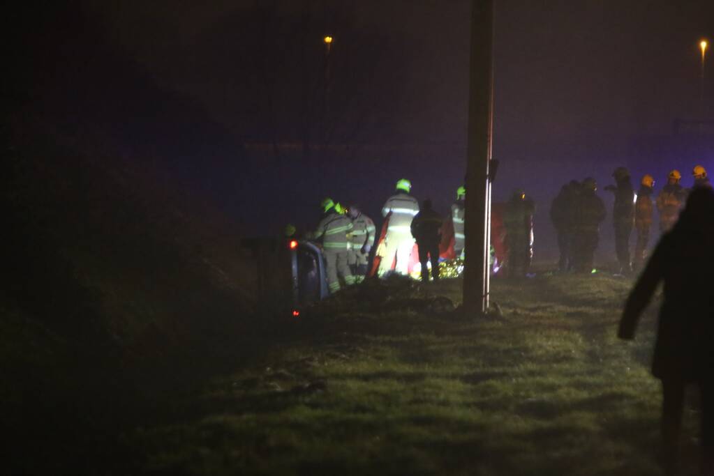 Auto raakt van de snelweg