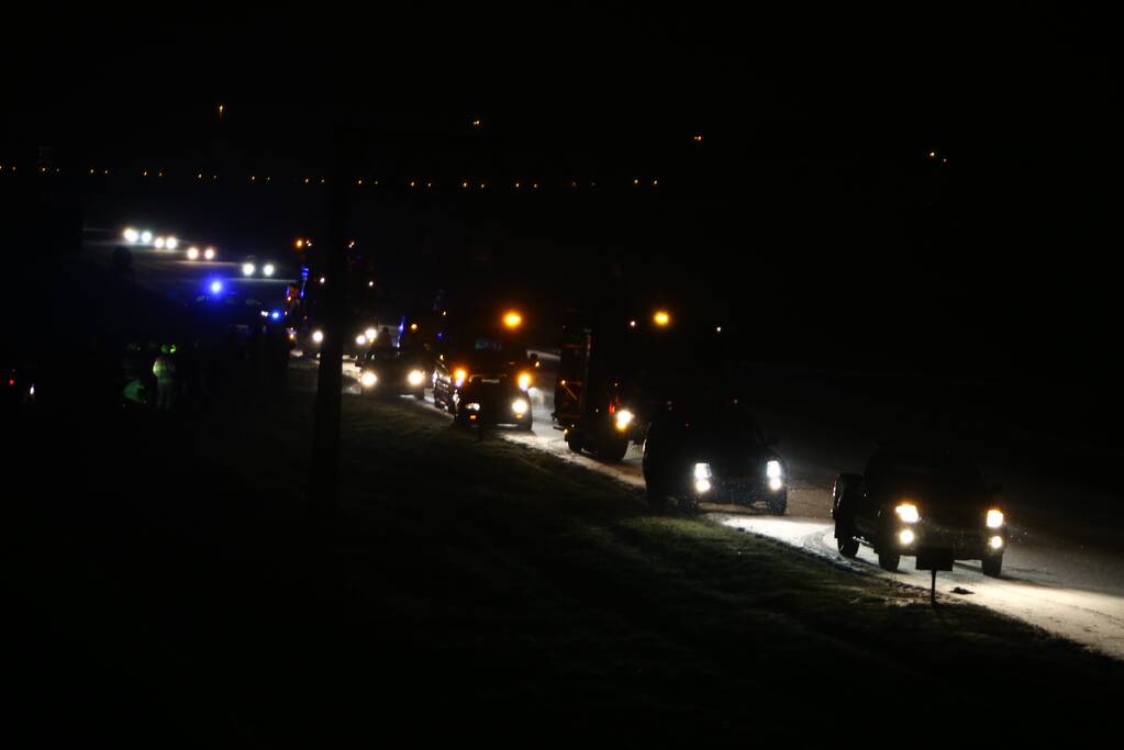Auto raakt van de snelweg
