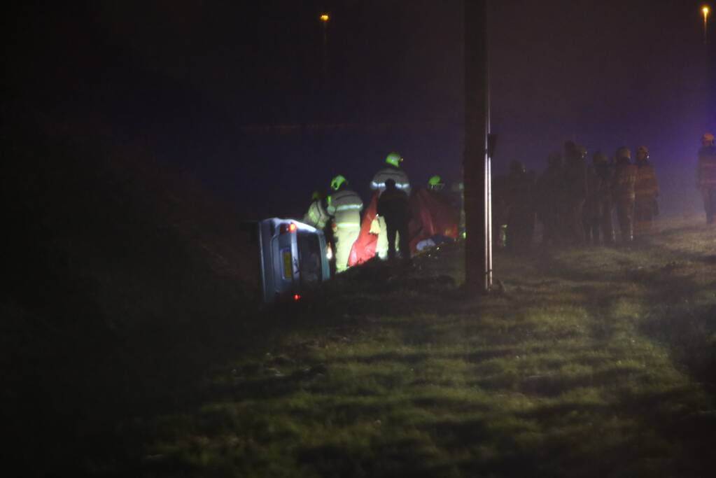 Auto raakt van de snelweg