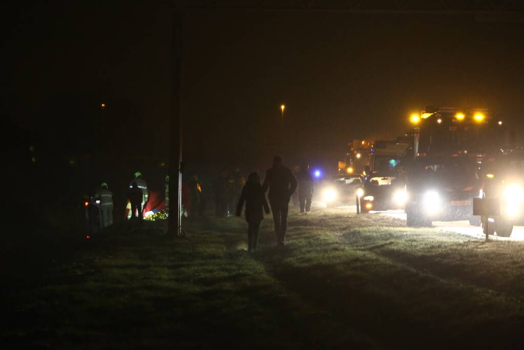 Auto raakt van de snelweg