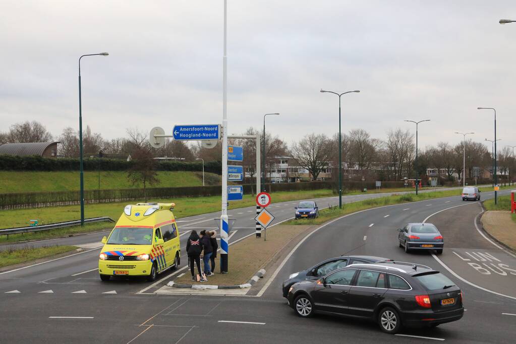 Auto's botsen op elkaar op rotonde