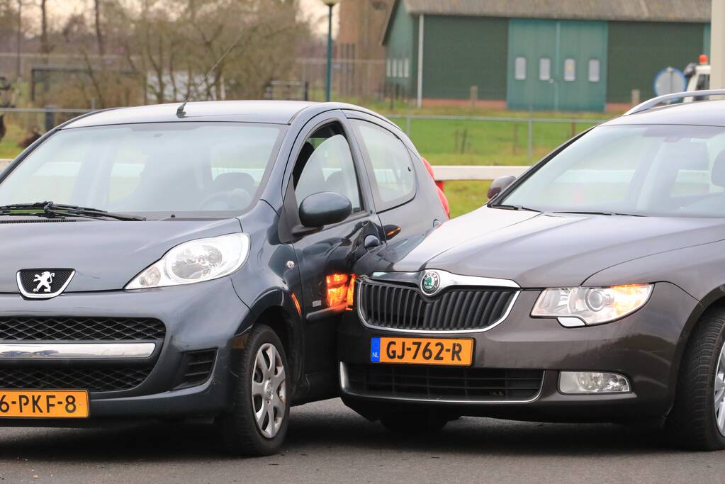 Auto's botsen op elkaar op rotonde