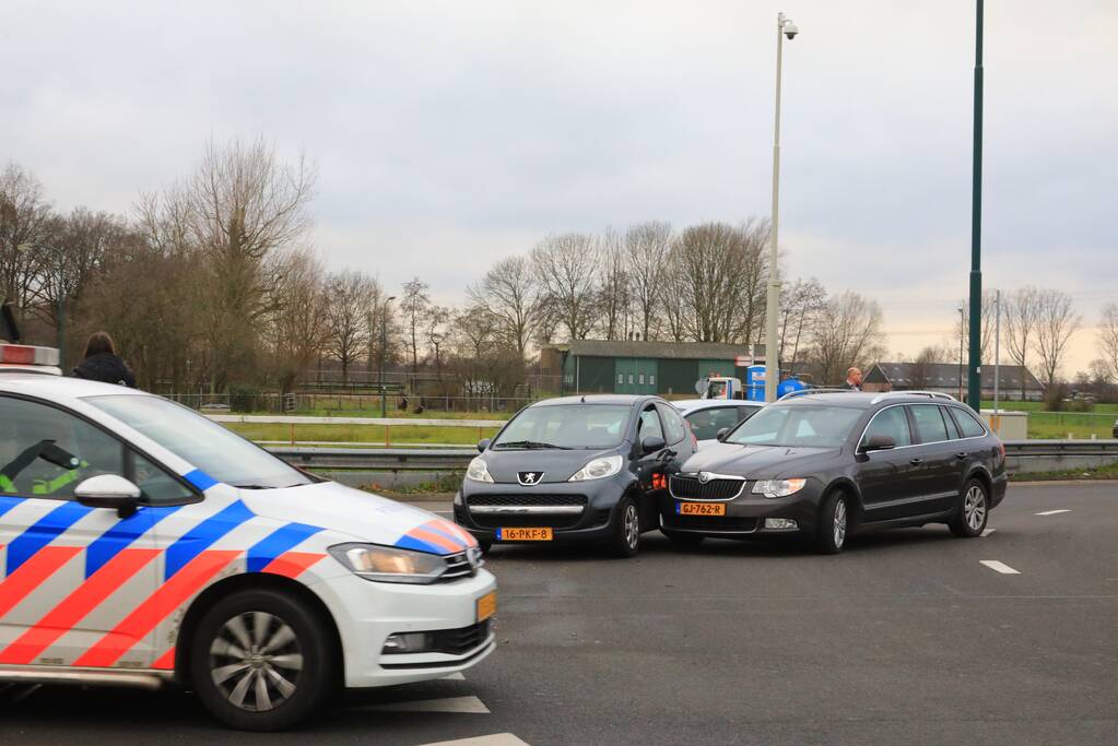 Auto's botsen op elkaar op rotonde