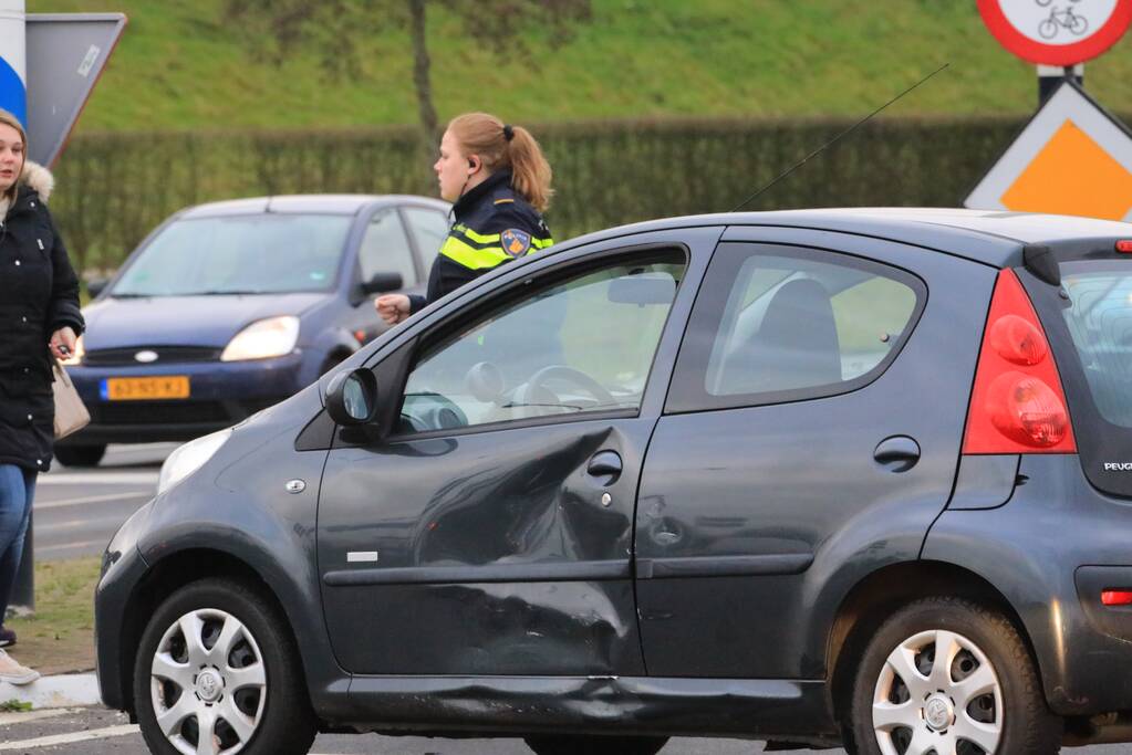 Auto's botsen op elkaar op rotonde