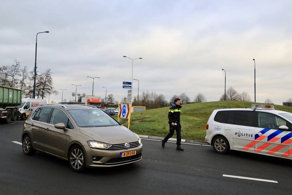 Auto's botsen op elkaar op rotonde