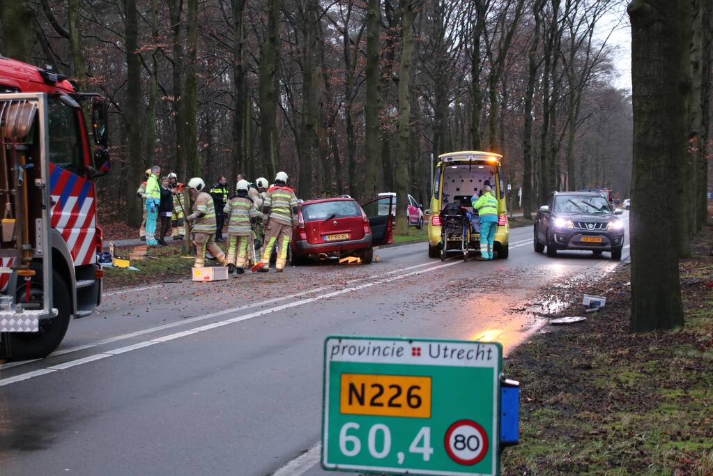 Auto raakt van de weg en botst frontaal op boom