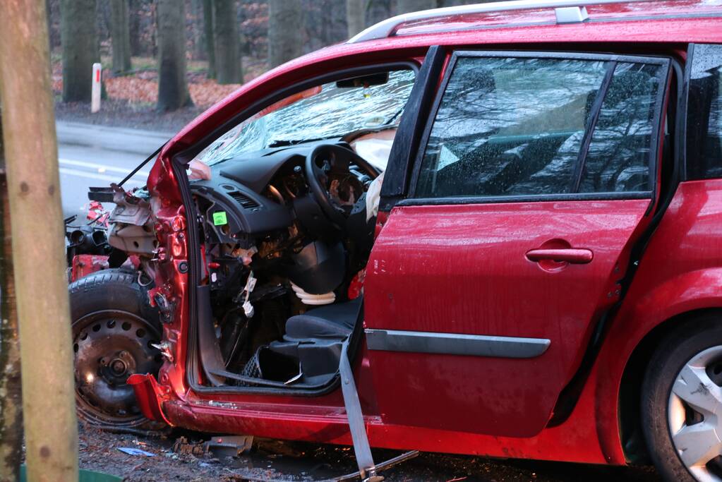 Auto raakt van de weg en botst frontaal op boom