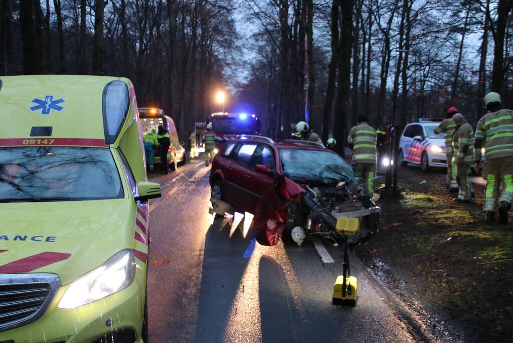 Auto raakt van de weg en botst frontaal op boom