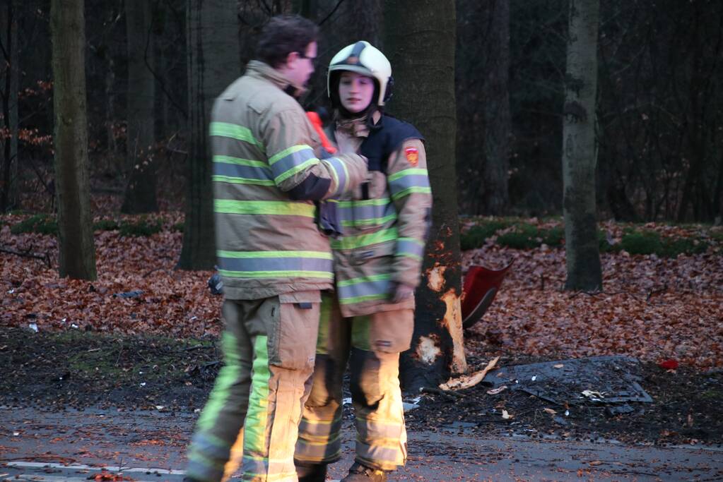 Auto raakt van de weg en botst frontaal op boom