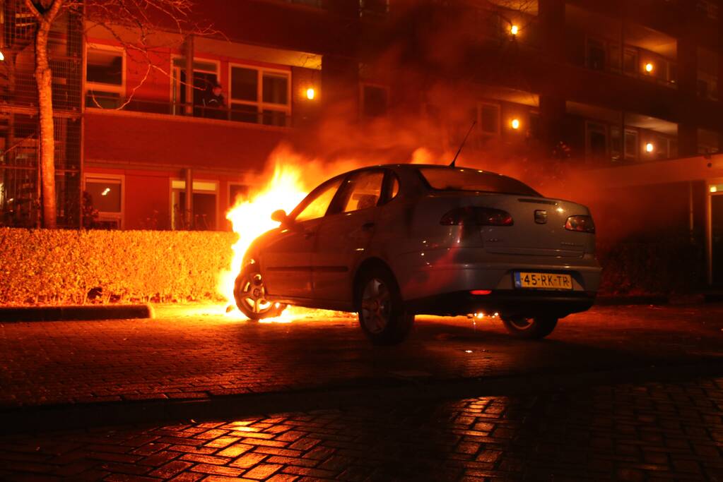 Auto in brand gestoken