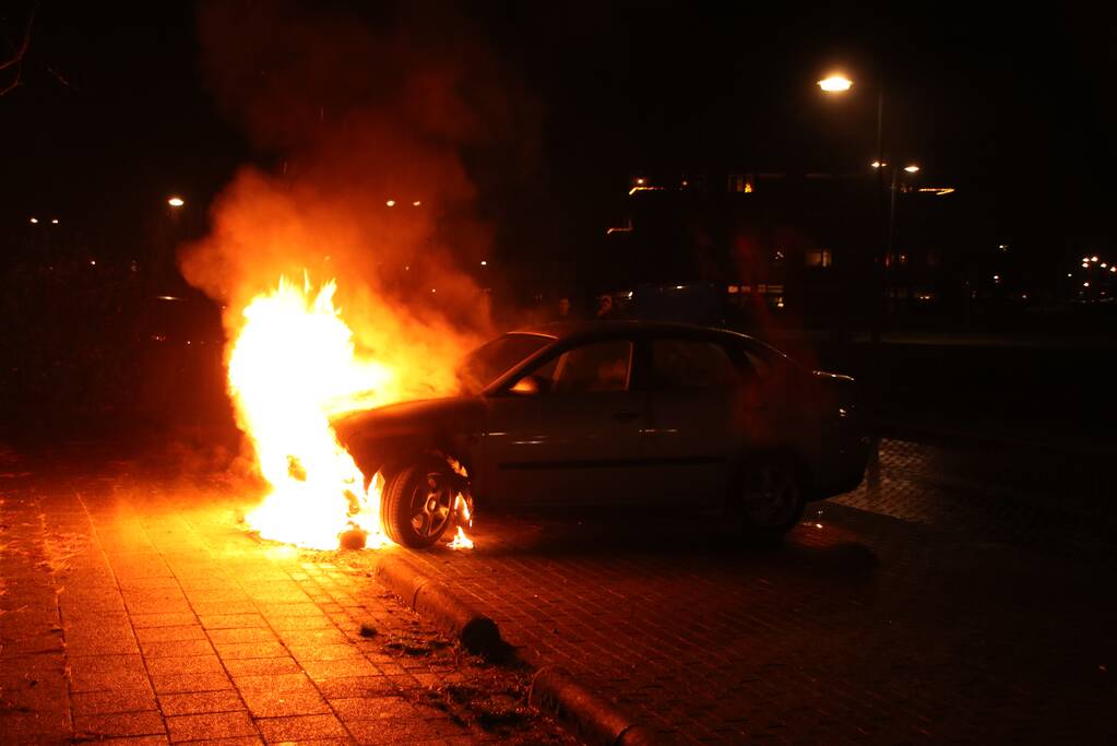 Auto in brand gestoken