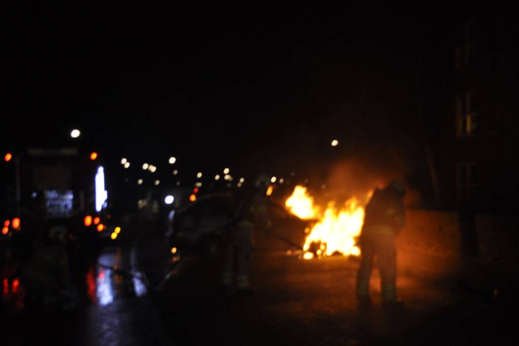 Auto in brand gestoken