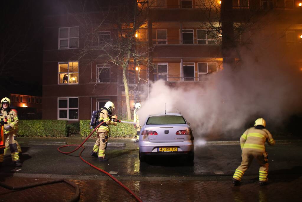 Auto in brand gestoken
