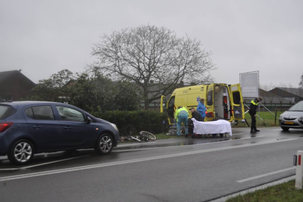 Overstekende fietsster geschept door auto
