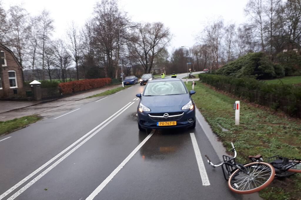 Overstekende fietsster geschept door auto