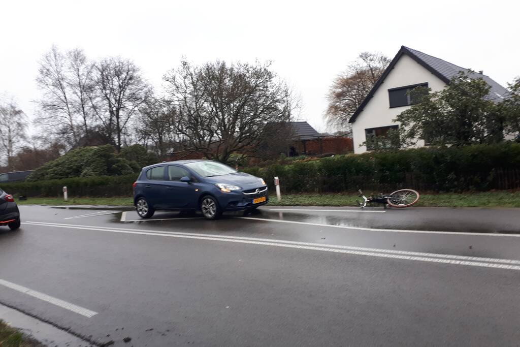 Overstekende fietsster geschept door auto