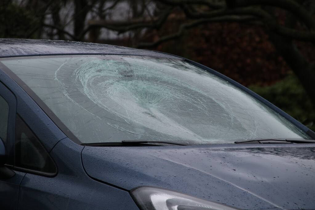 Overstekende fietsster geschept door auto