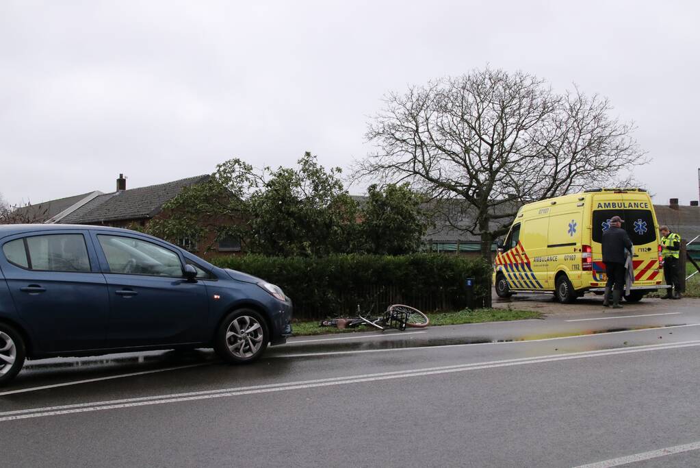 Overstekende fietsster geschept door auto