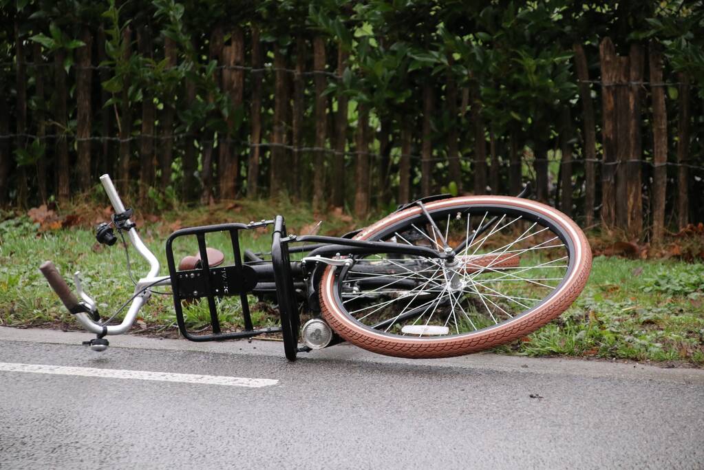 Overstekende fietsster geschept door auto