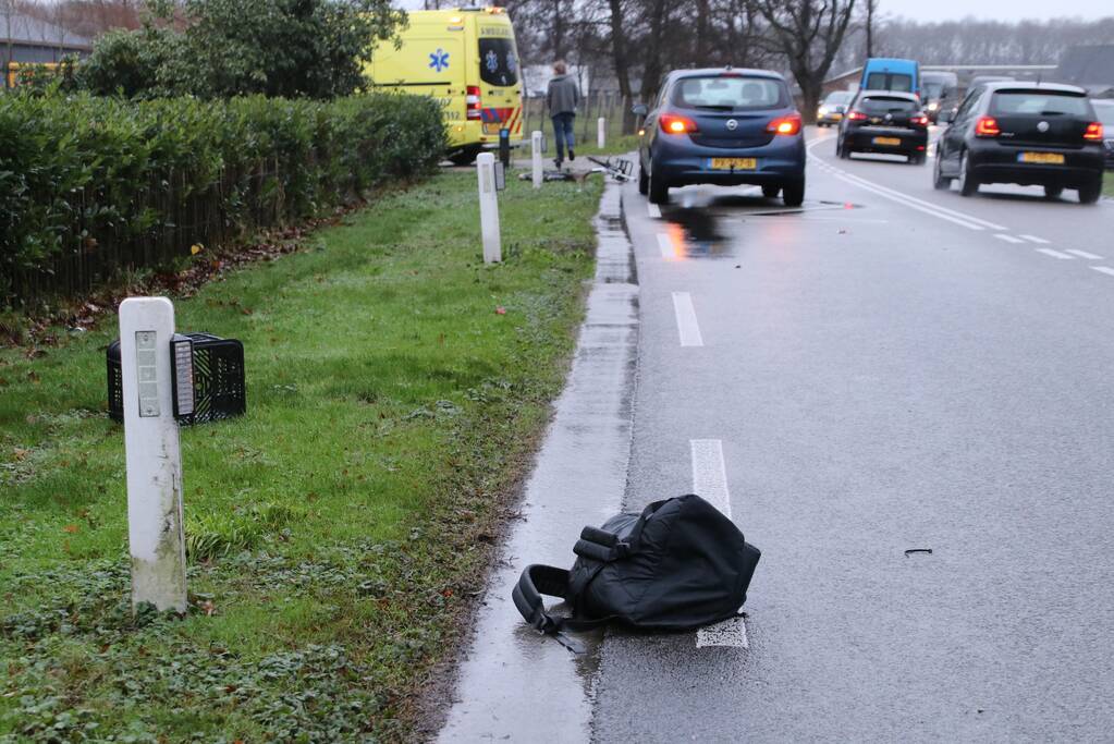 Overstekende fietsster geschept door auto