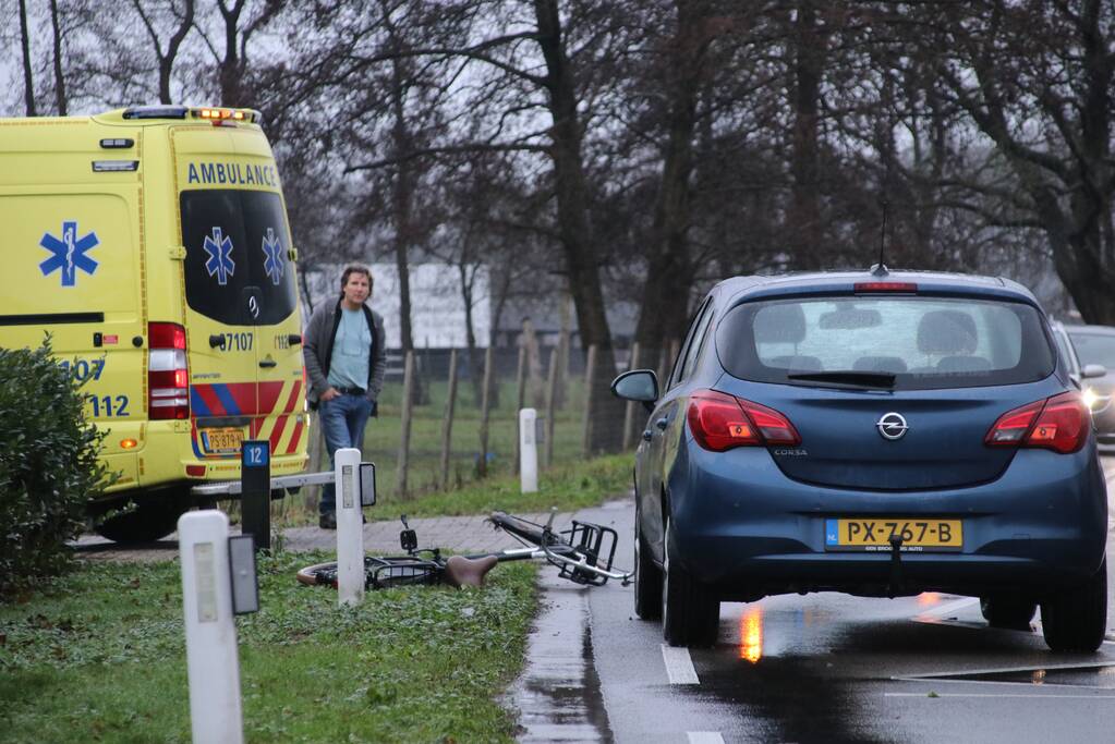 Overstekende fietsster geschept door auto