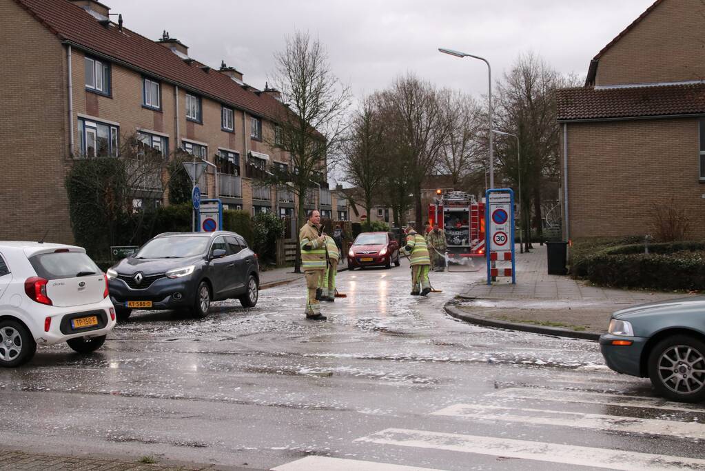 Groot oliespoor door woonwijk
