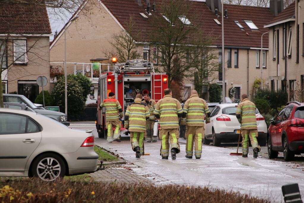 Groot oliespoor door woonwijk
