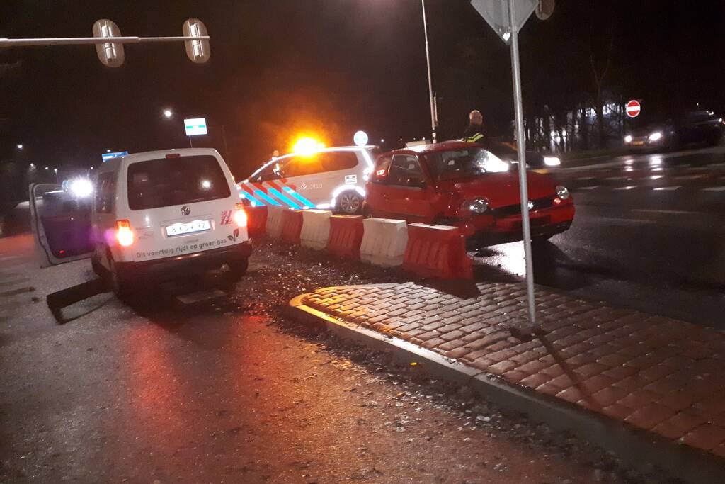 Taxi en personenwagen op elkaar gebotst