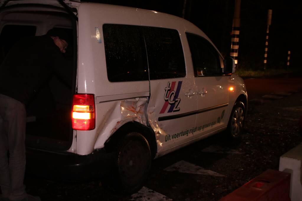 Taxi en personenwagen op elkaar gebotst