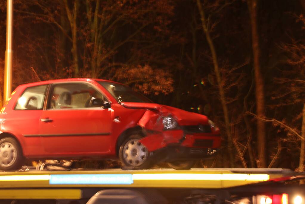 Taxi en personenwagen op elkaar gebotst