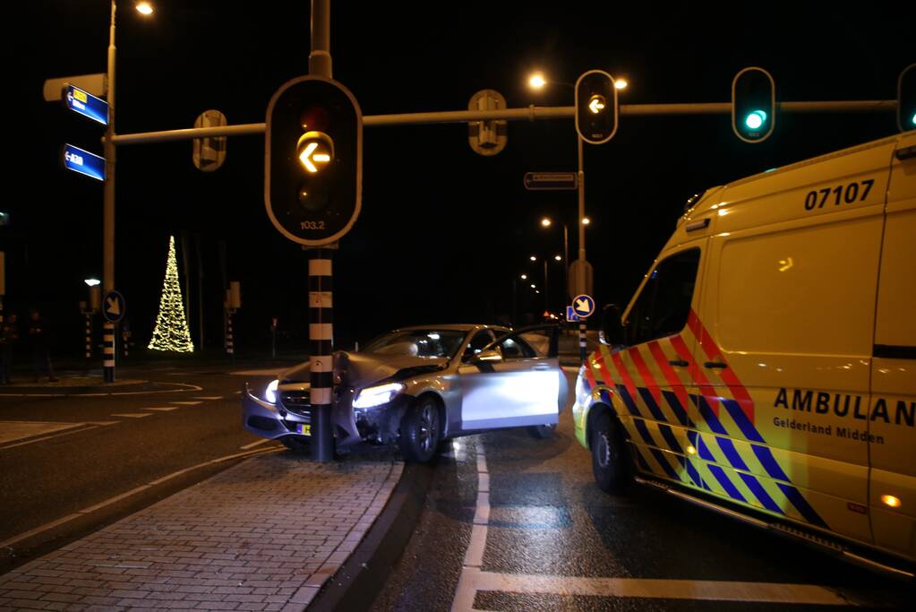 Auto klapt op verkeerspaal