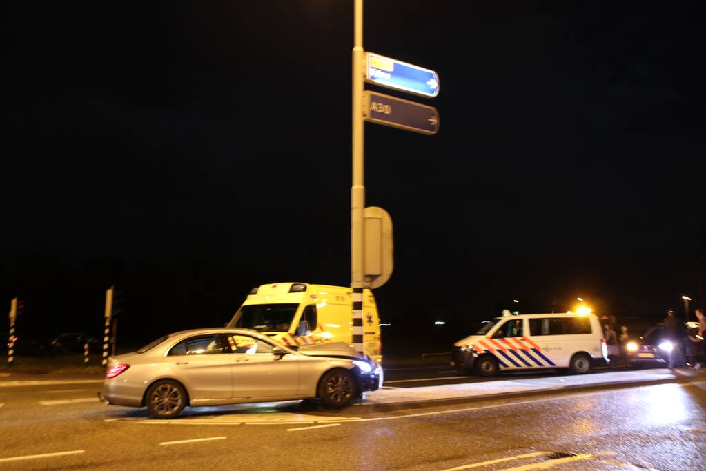 Auto klapt op verkeerspaal