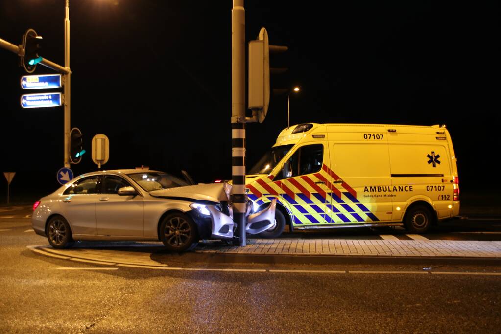 Auto klapt op verkeerspaal