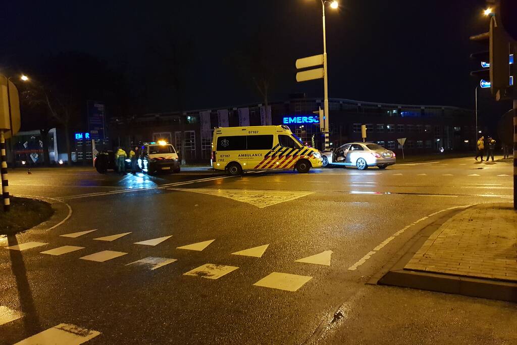 Auto klapt op verkeerspaal