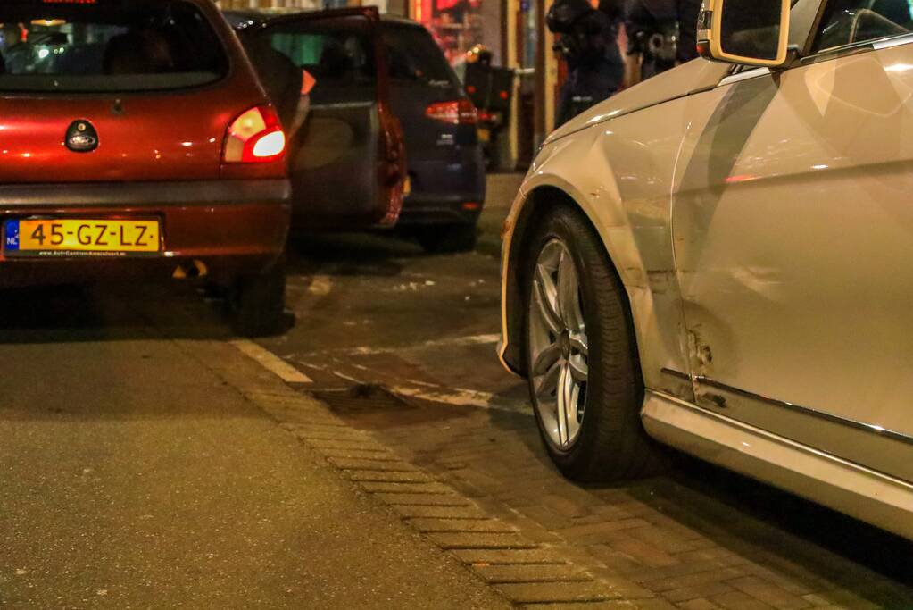 Auto ramt geparkeerde auto's
