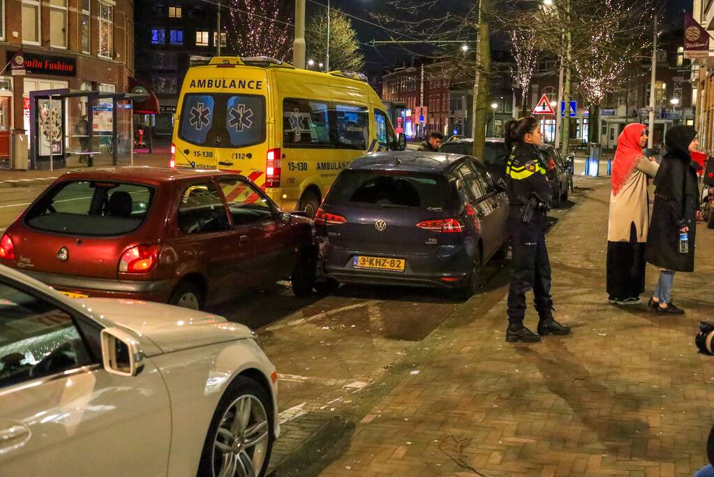 Auto ramt geparkeerde auto's