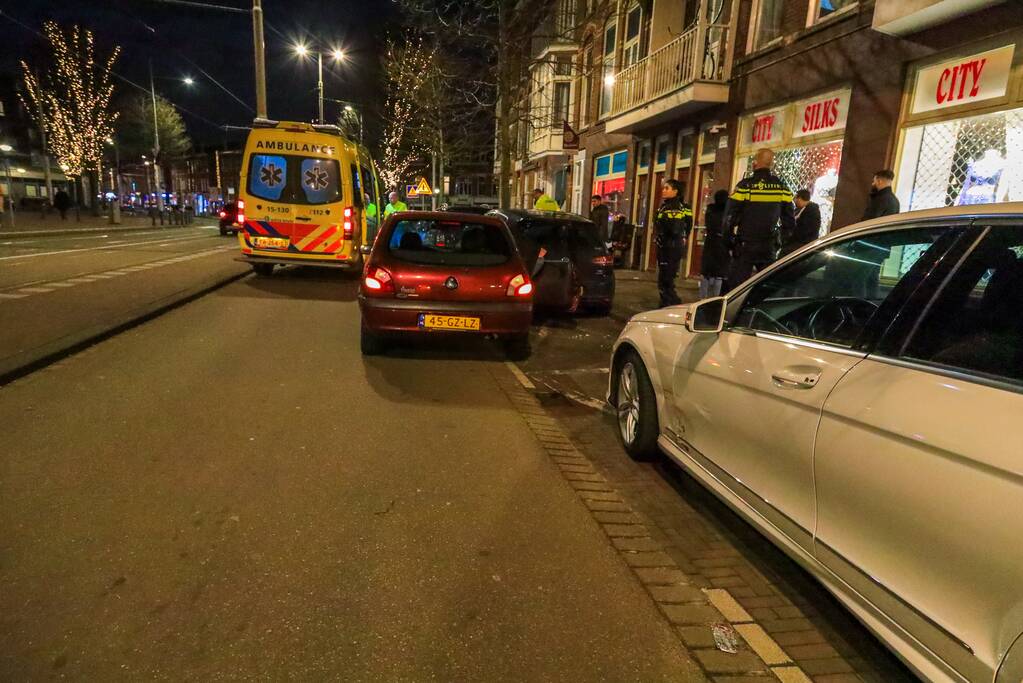 Auto ramt geparkeerde auto's