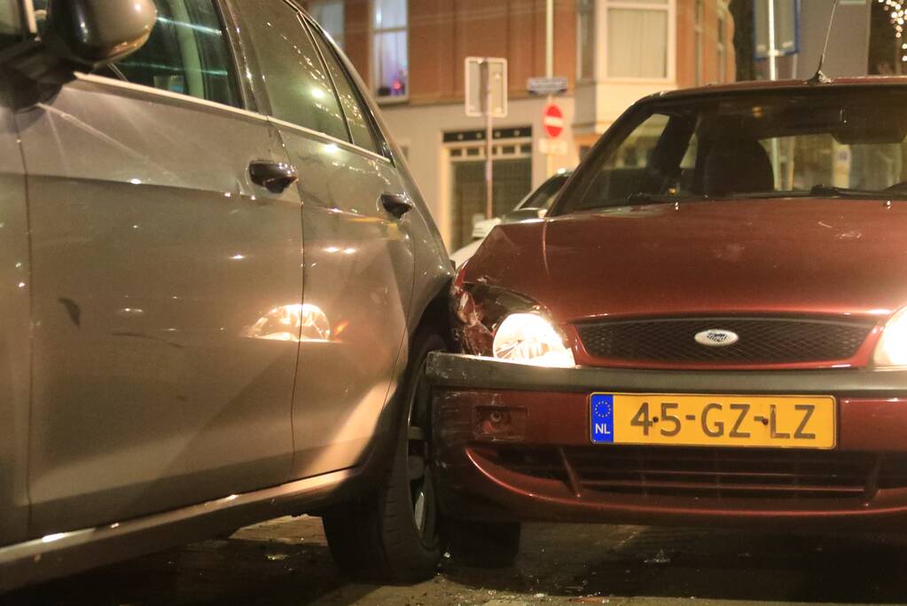 Auto ramt geparkeerde auto's