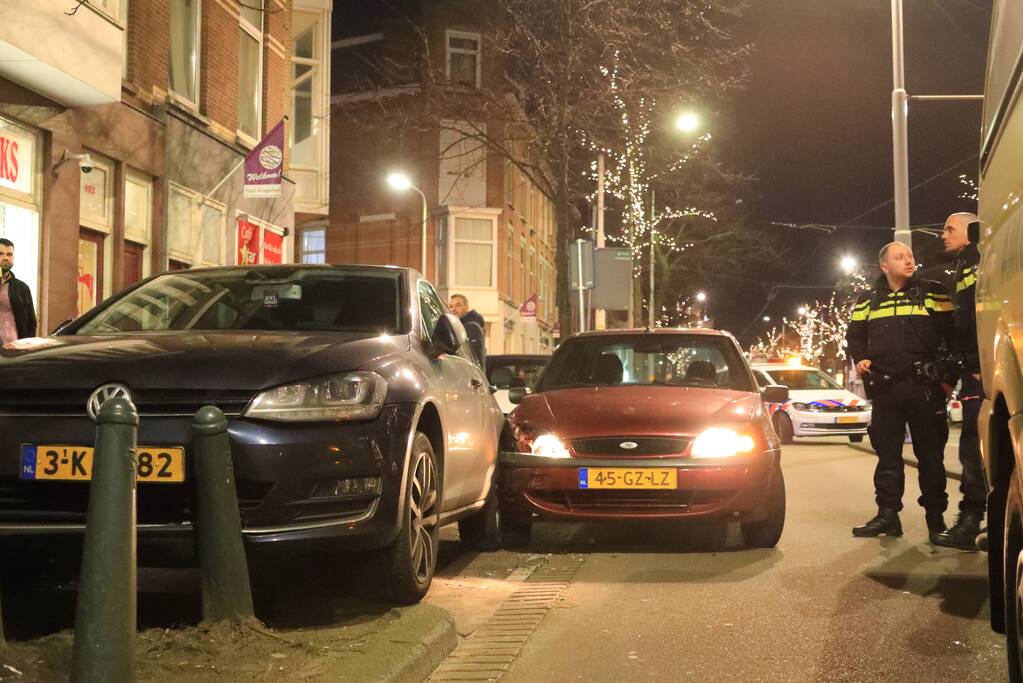 Auto ramt geparkeerde auto's