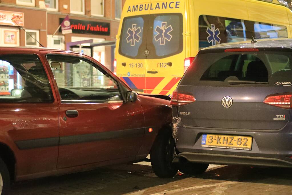 Auto ramt geparkeerde auto's