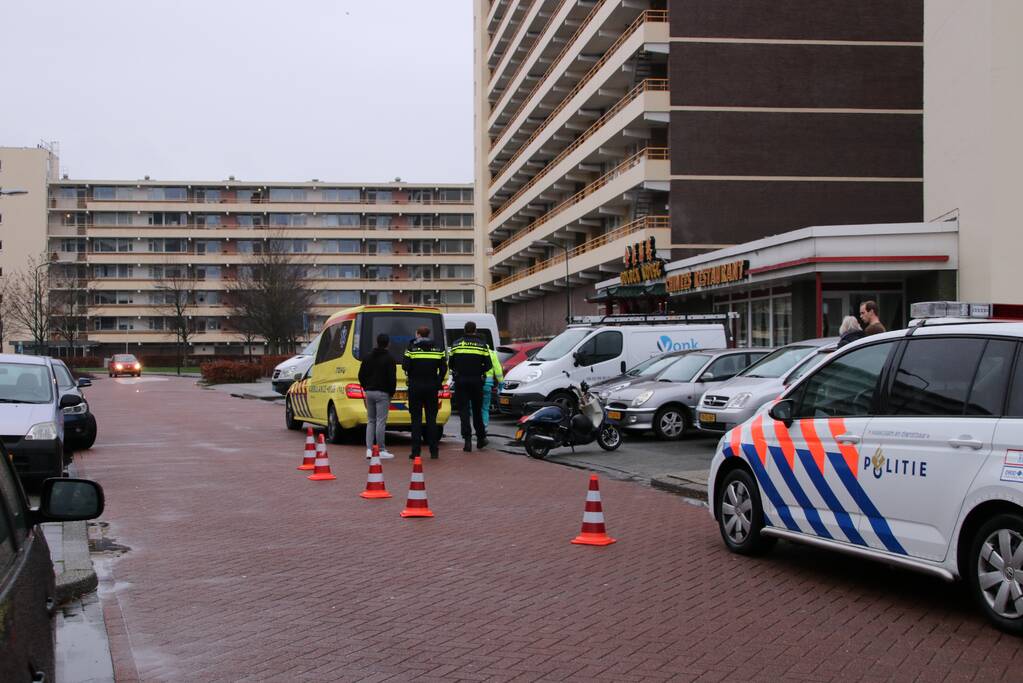 Brommer botst op auto, Ã©Ã©n gewonde