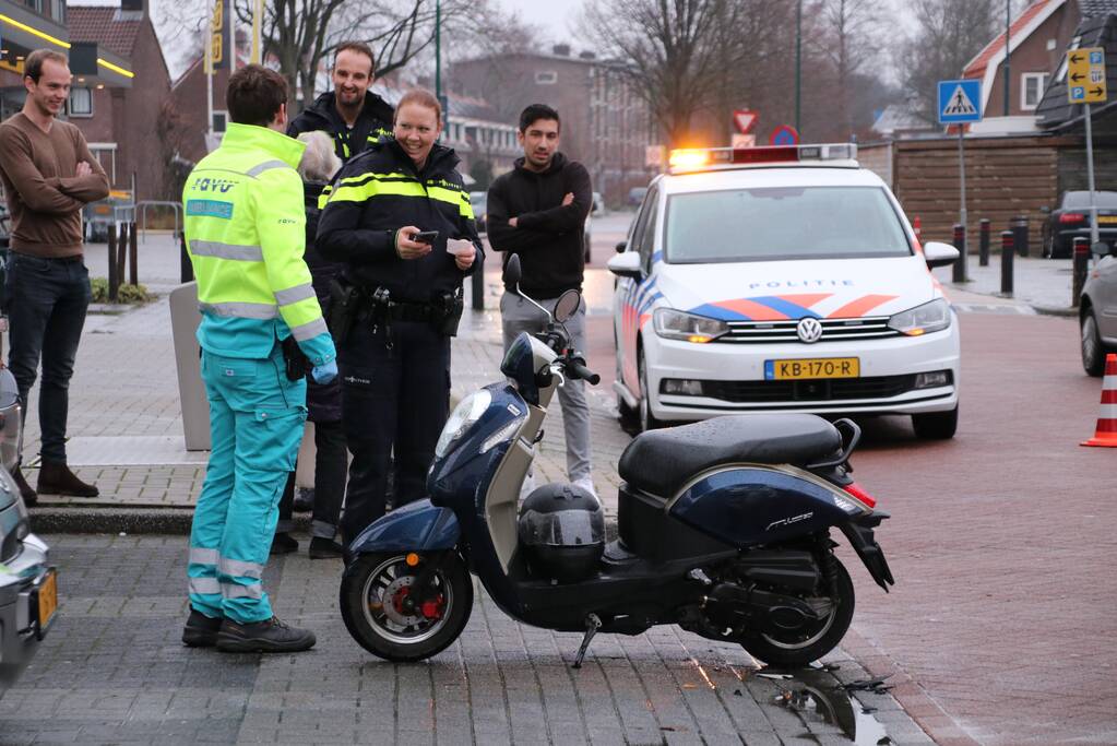 Brommer botst op auto, Ã©Ã©n gewonde