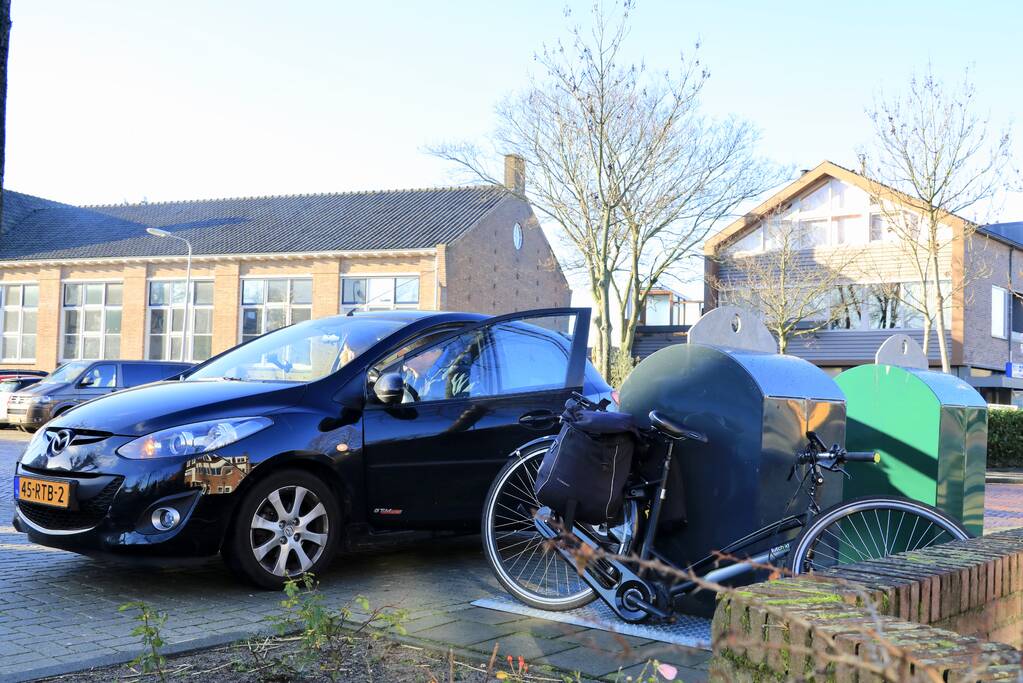 Fiets door midden na aanrijding