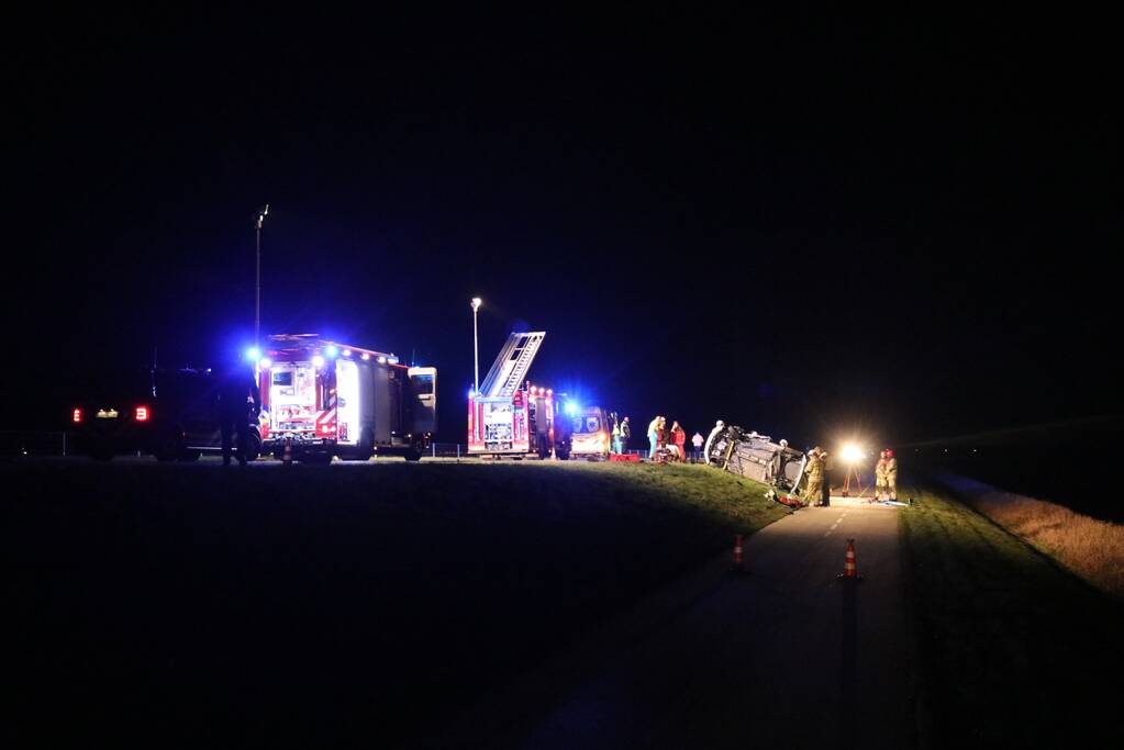 Persoon bekneld na frontale botsing