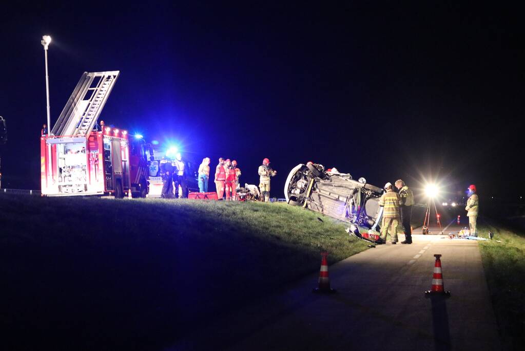 Persoon bekneld na frontale botsing