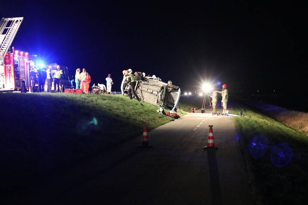 Persoon bekneld na frontale botsing