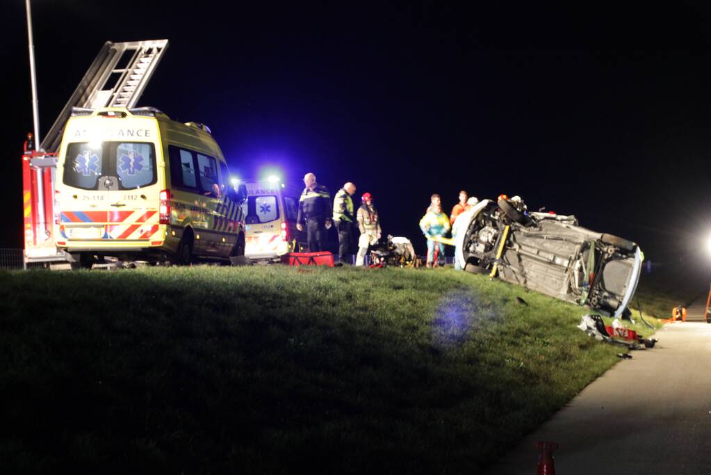 Persoon bekneld na frontale botsing