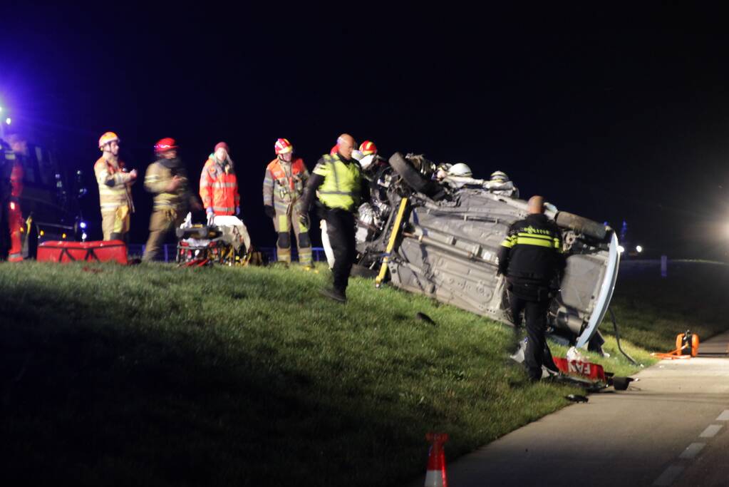 Persoon bekneld na frontale botsing