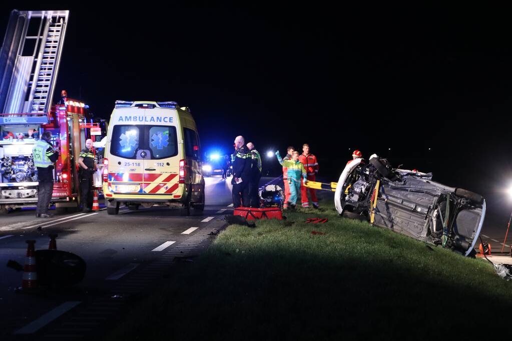 Persoon bekneld na frontale botsing