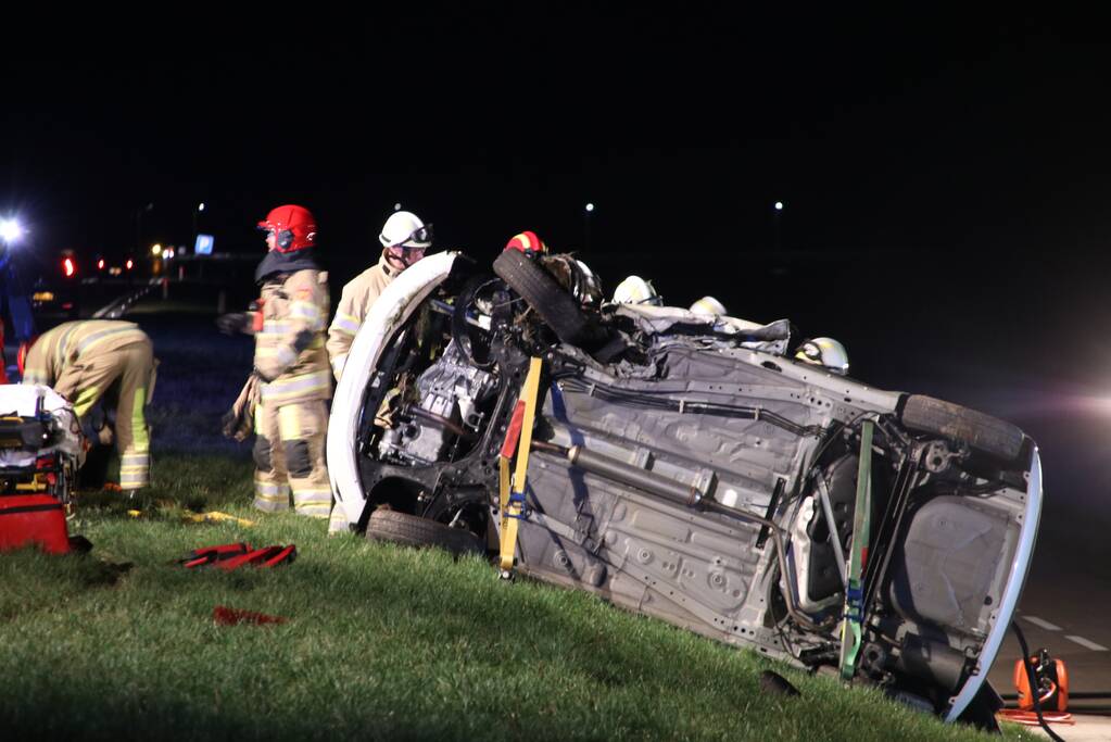 Persoon bekneld na frontale botsing